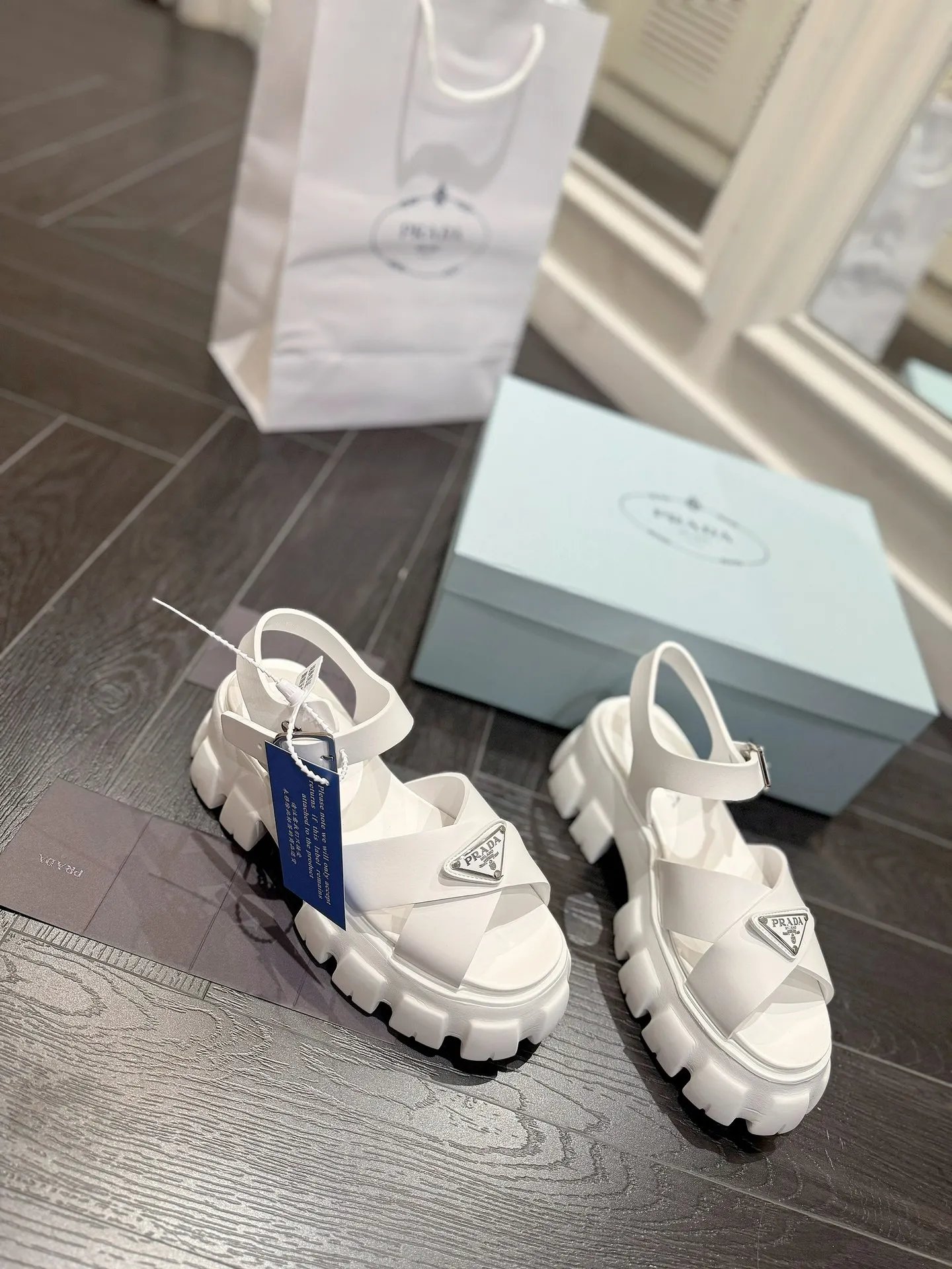 👟👟Ex-factory price 460👟👟 prada Roman shoes will definitely make you fall in love with them! The latest spring and summer sawtooth Roman braided thick-soled sandals E64, retro, fashionable and avant-garde gear teeth, 55mm thick-soled soles and uppers, making the whole pair of shoes light and comfortable. Bright colors, a variety of choices to satisfy fashionable people of different styles! The iconic metal triangle logo is paired with the shape of ancient beach sandals. Every design element is fashionable! Color: black and white Size: 35-41